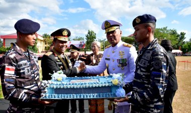 Meriah-dan-Penuh-Keakraban,-TNI-Serahkan-Kue-“Dirgahayu-Bhayangkara-ke-79”-kepada-Kapolda-NTT