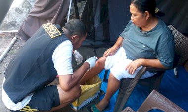 Polri-untuk-Masyarakat:-Biddokkes-Polda-NTT-Hadirkan-Pelayanan-Kesehatan-di-Posko-Pengungsi