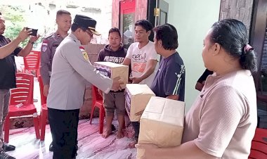 Polri-untuk-Masyarakat:-Kapolda-NTT-Salurkan-Bantuan-Duka-Melalui-Polres-TTS-untuk-Keluarga-Korban-Kebakaran-Pasar-Oinlasi