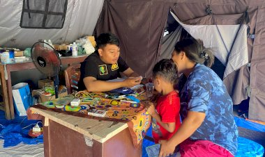 Polri-Peduli-Masyarakat,-Polda-NTT-Maksimalkan-Layanan-Kesehatan-di-Posko-Pengungsian-Erupsi-Gunung-Lewotobi-Laki-laki