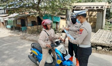 Polri-untuk-Masyarakat:-Polres-Flotim-Bagikan-Masker-dan-Bersihkan-Jalan-Terdampak-Erupsi-Gunung-Lewotobi