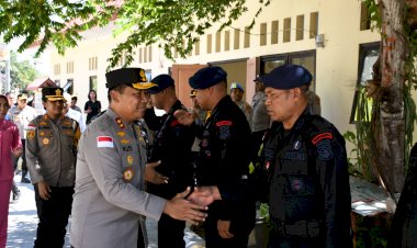 Kapolda-NTT-Kunjungi-Pos-Satgas-Pamtas-Brimob-di-Perbatasan-Wini,-Beri-Tali-Asih-dan-Semangat