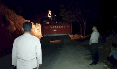 Polsek-Wolowaru-Sigap-Tangani-Longsor-yang-Lumpuhkan-Jalan-Trans-Ende–Maumere