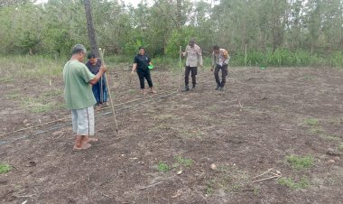 Wujudkan-Ketahanan-Pangan-di-Perbatasan,-Polsek-Laen-Manen-Tanam-Jagung-Bersama-Warga