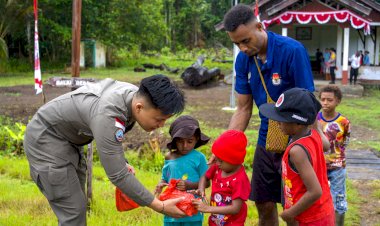 Satgas-Ops-Damai-Cartenz-Berbagi-Bingkisan-Makanan-Ke-Warga-Kampung-Ansudu,-Sarmi,-Papua
