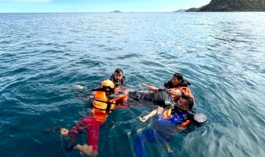Simulasi-Penyelamatan-Laut-di-Labuan-Bajo,-Sat-Polairud-Polres-Mabar-dan-Tim-SAR-Gabungan-Tunjukkan-Aksi-Sigap-Hadapi-Laka-Laut