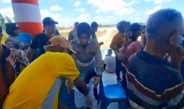 Polisi-Hadir-Humanis:-Unjuk-Rasa-Penyintas-Seroja-di-Kupang-Berjalan-Aman-dan-Tertib