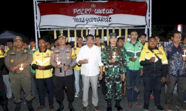 Polres-Sumba-Timur-dan-Komunitas-Ojol-Waingapu-Gelar-Doa-dan-Lilin-untuk-Affan-Kurniawan