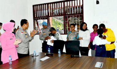 Kapolda-NTT-Beri-Kejutan-Haru,-Pertemukan-Dua-Siswa-SMR-19-dengan-Orang-Tua-Mereka