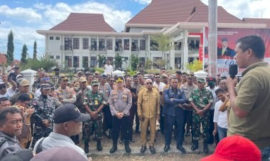 Aksi-Damai-di-Lembata:-FORMALEN-Desak-Pangkas-Tunjangan-DPRD,-Polri-Amankan-dengan-Humanis