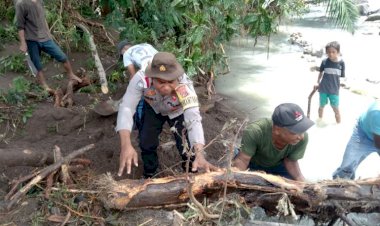 Bhabinkamtibmas-Polres-Manggarai-Polda-NTT-Pimpin-Kerja-Bakti-Bersihkan-Jembatan-Waemaras-Pasca-Banjir