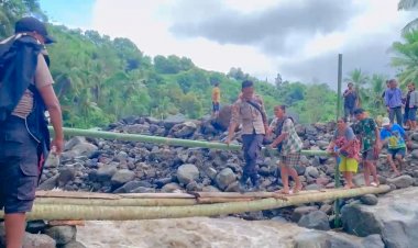 ​Wajah-Humanis-Polri:-Polres-Nagekeo-Bergerak-Cepat-Bantu-Korban-Banjir-Mauponggo