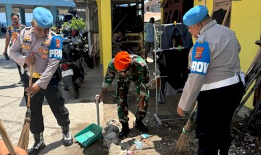 Sinergi-TNI–Polri:-Bidpropam-Polda-NTT-dan-Kopasgat-AU-Kompak-Bersihkan-Masjid-di-Kupang