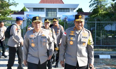 Kapolda-NTT-Sambut-Kedatangan-Kakorbinmas-Baharkam-Polri-Bawa-Bantuan-untuk-Korban-Banjir-Nagekeo