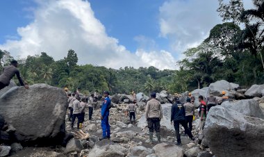 Polri-Hadir-di-Nagekeo:-Tim-K9-dan-Layanan-Kesehatan-Bantu-Korban-Banjir-Bandang