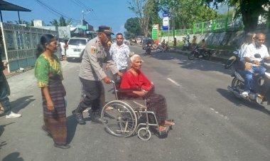 Polisi-Humanis-di-Ende:-Ipda-Adam-Salman-Bantu-Warga-Disabilitas-Masuk-Gereja