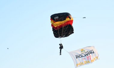 Aksi-Sky-Diving-Spektakuler-Warnai-Hari-Jadi-ke-77-Polwan-RI-di-NTT