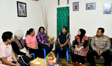 Kapolda-NTT-dan-Ketua-Bhayangkari-Kunjungi-Dua-Polwan-Sakit,-Bawa-Dukungan-Moril-dan-Terapi-Pemulihan