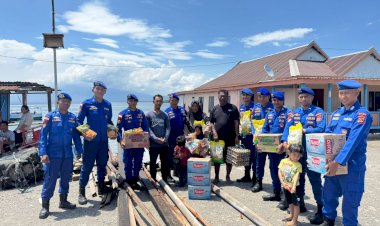 Polairud-Polda-NTT-Respon-Cepat-Bantu-Warga-Sikka-Korban-Rumah-Roboh-Akibat-Cuaca-Buruk