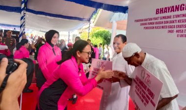 Simbol-Kepedulian:-Bhayangkari-Serahkan-Bantuan-Sosial-dan-Religi-di-Ende