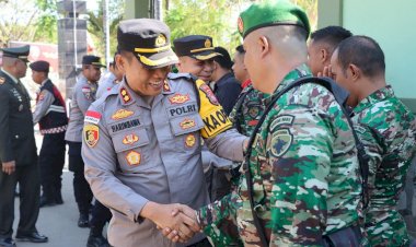 Kehangatan-Sinergitas-:-Kapolres-Sumba-Timur-Beri-Kejutan-Tumpeng-di-HUT-ke-80-TNI