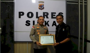 Polres-Sikka-Raih-Penghargaan-dari-Politeknik-Kristo-Re-Maumere-atas-Respons-Cepat-Tangani-Kebakaran