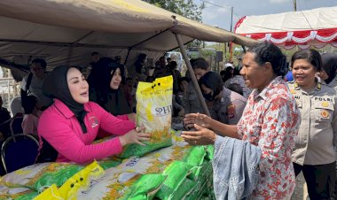 Perkuat-Ketahanan-Pangan,-Bhayangkari-Daerah-NTT-dan-Polwan-Polda-NTT-Gelar-Gerakan-Pangan-Murah-di-Kampung-Pasat