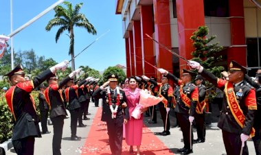 Tradisi-Pedang-Pora-Warnai-Pelepasan-Kombes-Pol-Purnawirawan-Nanang-Putu-Wardianto-di-Polda-NTT