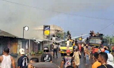 Gerak-Cepat-Polres-Sikka-Selamatkan-Warga-dan-Padamkan-Kebakaran-Hebat-di-Maumere