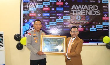 Seminar-Nasional-Peringati-Hari-Pahlawan-2025,-Kapolres-Sikka-Terima-Penghargaan-Best-Inspiring-and-Visionary-dari-Indonesia-Visionary-Leader