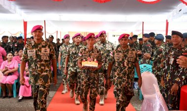 Brimob-Polda-NTT-Dapat-Kejutan-Kue-Ulang-Tahun-dari-Korps-Marinir-di-HUT-ke-80
