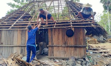 Kapolsek-Lobalain-dan-Personel-Turun-Tangan-Bantu-Renovasi-Rumah-Warga,-Kapolda-NTT-Apresiasi-Aksi-Nyata-di-Tengah-Masyarakat