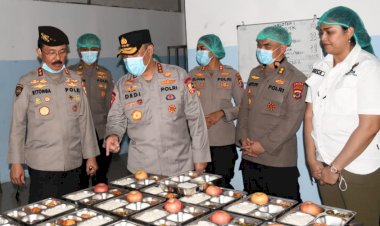 Dukung-Ketahanan-Gizi,-Wakapolri-Salurkan-Bansos-dan-Tinjau-SPPG-Polri-di-Kupang