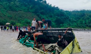Polsek-Amfoang-Polres-Kupang-Bantu-Evakuasi-Dump-Truk-Pengangkut-Bantuan-Pemerintah-yang-Terjebak-Banjir-di-Sungai-Bonpo