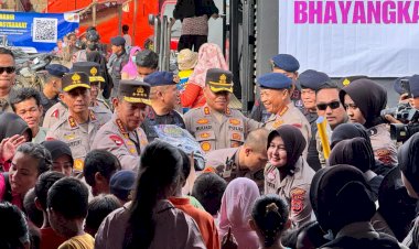 Kapolri-Tinjau-Posko-Pengungsian-di-Aceh-Tamiang,-Salurkan-Bantuan-ke-Korban-Bencana