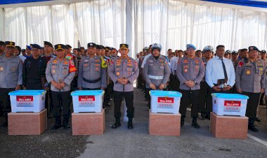 Wujud-Empati,-Kapolri-Beri-Bantuan-kepada-Anggota-Polri-Korban-Bencana-di-Sumbar