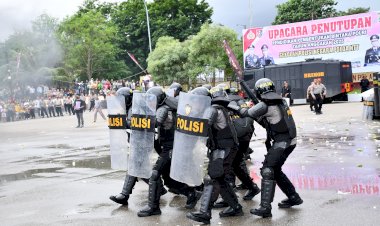 Peragaan-Pengamanan-Unjuk-Rasa-Bintara-Remaja-Polri-Angkatan-53-Pukau-Hadirin-di-SPN-Polda-NTT