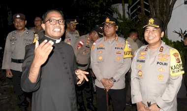 Keamanan-Ibadah-Malam-Natal-Terjaga,-Kapolda-NTT-Bersama-Forkopimda-Tinjau-Pos-Pengamanan-di-Gereja-Katedral