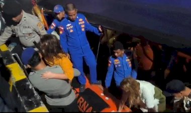 Ditpolairud-Polda-NTT-dan-Unsur-Maritim-Bergerak-Cepat-Pasca-Tenggelamnya-KM-Putri-Sakinah-di-Selat-Padar