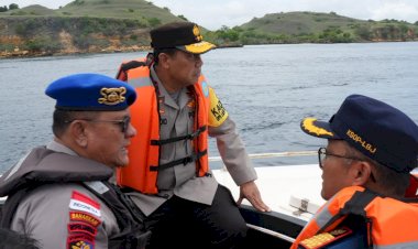 Kapolda-NTT-Terjun-Langsung--Pimpin-Pencarian-Korban-Tenggelamnya-KM-Putri-Sakina-di-Perairan-Pulau-Padar