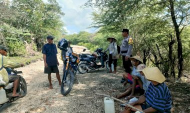 Bangun-Kemitraan-dan-Cegah-Gangguan-Kamtibmas,-Bhabinkamtibmas-Pantai-Baru-Polres-Rote-Polda-NTT-Sambangi-Warga-Sonimanu