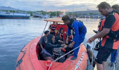 Polri-untuk-Masyarakat:-Gerak-Cepat-Ditpolairud-Polda-NTT-Selamatkan-Tiga-Penumpang-Kapal-Rusak-di-Perairan-Sikka