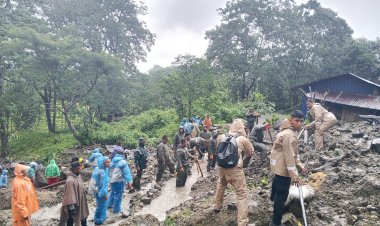 Longsor-Kampung-Tuwa-Manggarai-Timur,-Polri–Pemda-Bergerak-Cepat-Lakukan-Pencarian-Korban