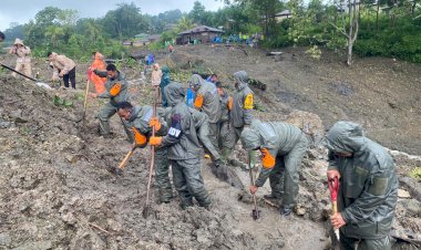 Satbrimob-Polda-NTT-Terjun-Langsung-Cari-Korban-Longsor-Goreng-Meni,-Dua-Warga-Masih-Tertimbun