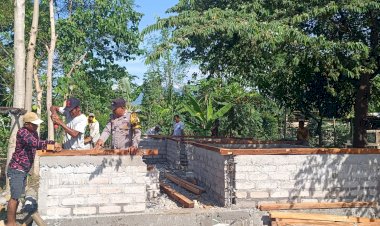 Bhabinkamtibmas-Pantau-Progres-Rumah-Layak-Huni-Program-Kapolda-NTT-di-Manggarai-Timur