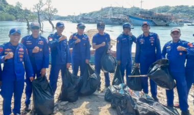 Tindak-Lanjut-Arahan-Presiden-RI,-Ditpolairud-Polda-NTT-Gelar-Aksi-Bersih-Pantai-di-Pulau-Monyet-Labuan-Bajo