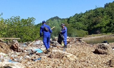 Polda-NTT-Bersama-Polres-Manggarai-Barat-Gelar-Aksi-Bersih-Pantai-Pulau-Monyet,-Kapolres:-Jaga-Ikon-Pariwisata-Labuan-Bajo
