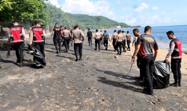 Tindaklanjuti-Arahan-Presiden-RI,-Polres-Flotim-Bersihkan-Kawasan-Wisata-Pesisir