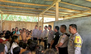Polri-Peduli-Pendidikan-di-Pelosok,-Polres-Sumba-Barat-Daya-Bagikan-Alat-Tulis-di-Desa-Tertinggal