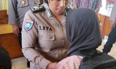 Polri-Peduli-Pendidikan-di-Daerah-Terpencil,-Polres-Lembata-Salurkan-Bantuan-untuk-Siswa-SDN-Waijarang